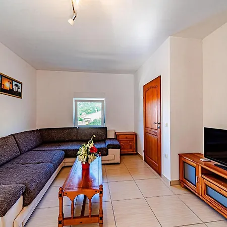 2 Bedroom Beautiful In Apartamento Viganj