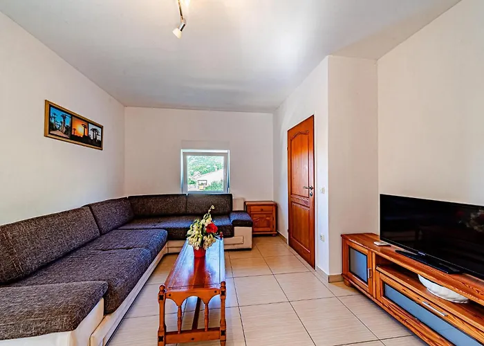 2 Bedroom Beautiful In Apartamento Viganj