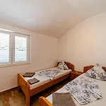 2 Bedroom Beautiful In Lägenhet *